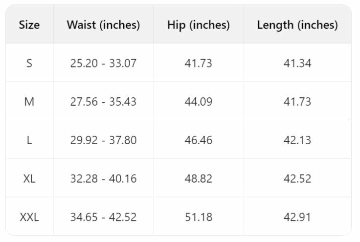 Mujer con pantalones anchos beige y top blanco.