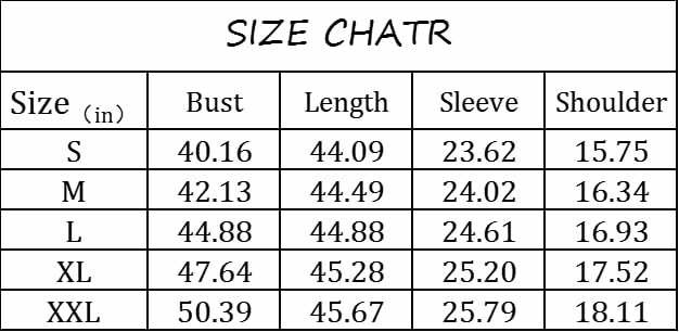 Mujer con abrigo de doble botonadura en un ambiente urbano.