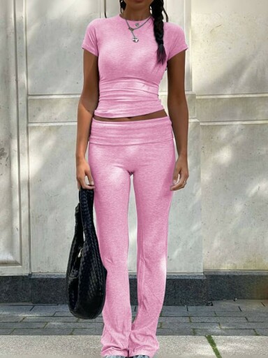 Mujer con conjunto deportivo ZFLM en un entorno urbano