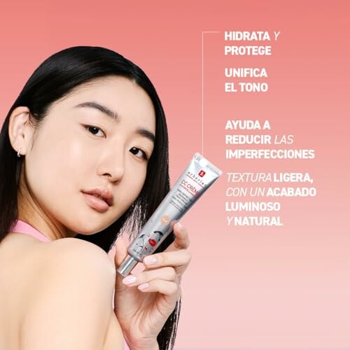 Mujer sosteniendo BB cream con beneficios destacados.