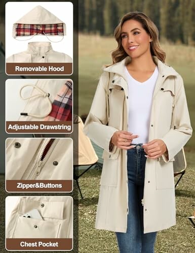 Mujer con chaqueta beige y capucha extraíble.