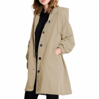 Mujer vistiendo un abrigo beige con capucha