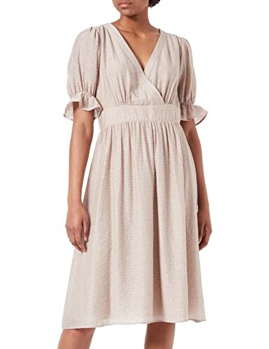 Mujer con vestido beige de cuello en V y mangas cortas.