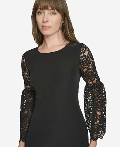 Mujer con vestido negro y mangas de encaje.