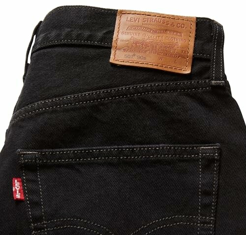 Bolsillo trasero de pantalones negros con etiqueta de cuero.