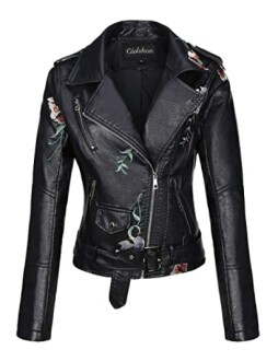 Chaqueta de cuero negra con diseño floral bordado.