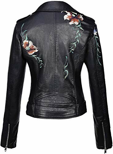 Chaqueta de cuero negro con diseño floral en la espalda.