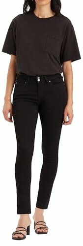 Mujer con camiseta y pantalones negros.