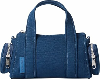 Bolso mini duffle azul de Calvin Klein con cremalleras.