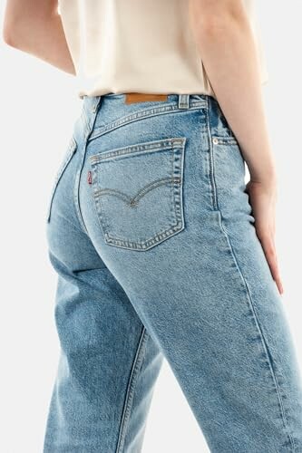 Vista trasera de jeans de mezclilla azules.