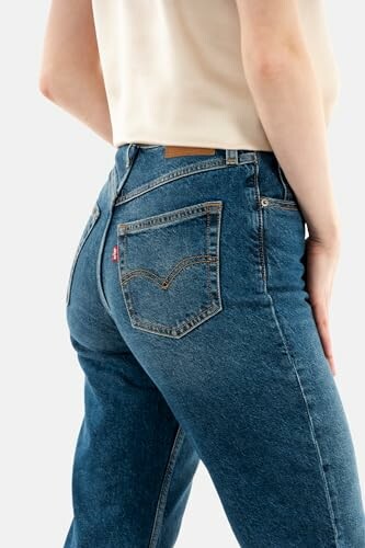 Vista trasera de jeans de mezclilla azul.