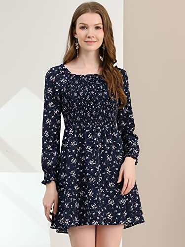 Mujer con vestido azul floral.