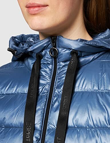 Primer plano de una chaqueta acolchada azul con capucha.