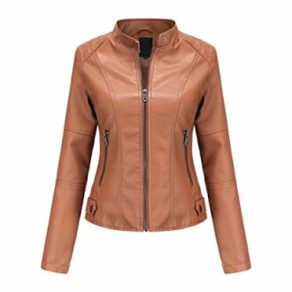 Chaqueta de cuero marrón para mujer con cremallera frontal.