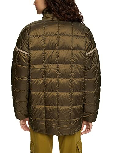 Vista trasera de chaqueta acolchada marrón.