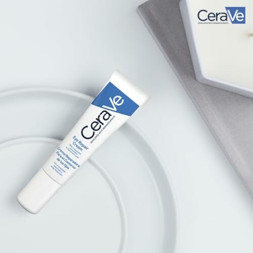 Crema reparadora de ojos CeraVe en una mesa blanca.