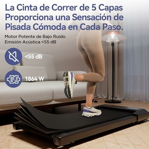 Persona corriendo en cinta de correr con varias capas y bajo ruido.