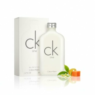 Perfume CK One de Calvin Klein con caja y decoración de hojas.
