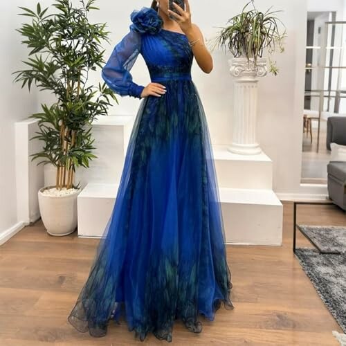 Vestido de noche azul elegante con diseño de un solo hombro y falda larga.