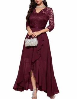 Mujer con vestido burdeos elegante y bolso brillante.