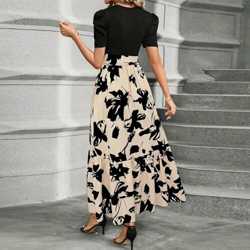 Mujer con vestido elegante de patrón floral blanco y negro.