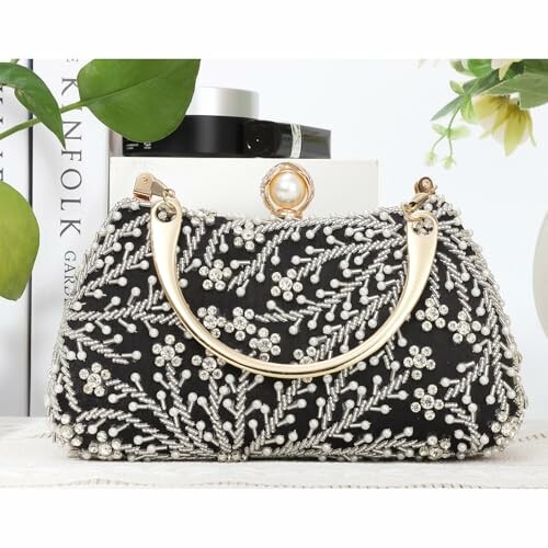 Bolso elegante bordado con cuentas y asa dorada