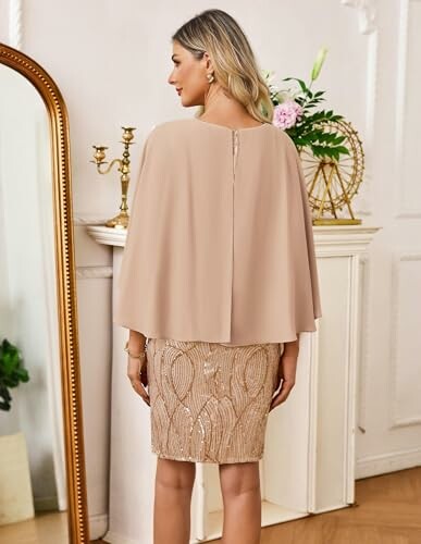 Mujer con vestido elegante mirando al espejo.