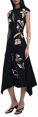 Mujer con vestido negro floral asimétrico