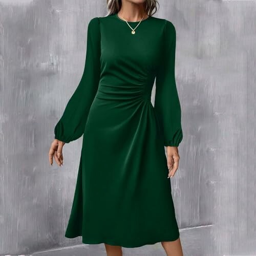 Mujer con vestido verde elegante.