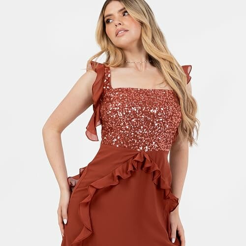 Mujer con vestido rojo elegante y detalles brillantes.