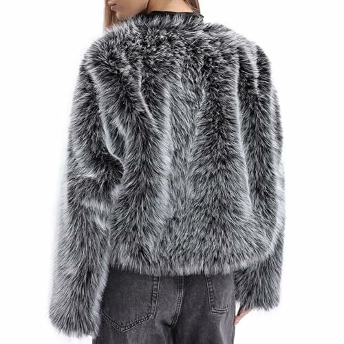 Persona vistiendo una chaqueta de piel sintética gris.