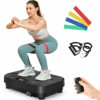 Mujer haciendo ejercicio en plataforma vibratoria con accesorios de bandas elásticas y control remoto.