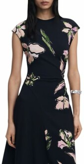 Mujer con vestido floral negro y rosa.