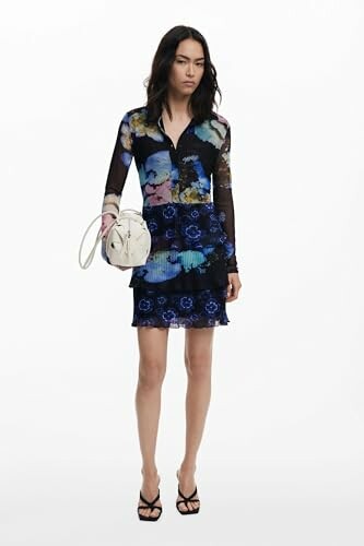 Mujer con vestido floral y bolso blanco.