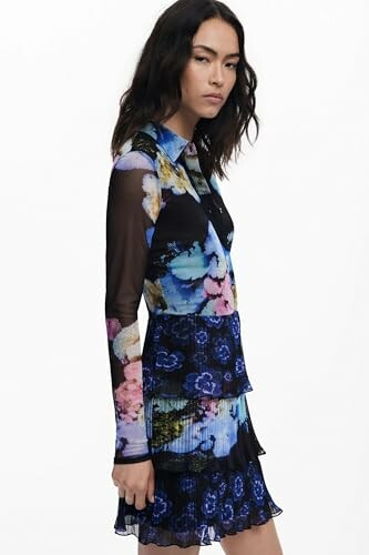 Mujer con vestido floral de manga larga.