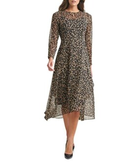 Mujer con vestido midi floral de manga larga.