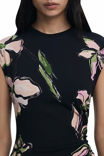 Mujer con vestido de patrón floral