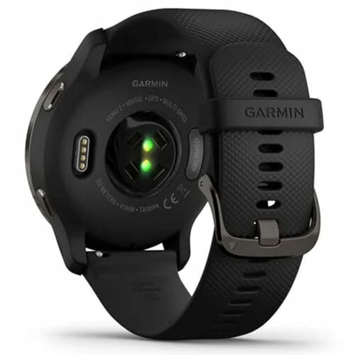 Parte trasera de un reloj inteligente Garmin con sensor verde activo.