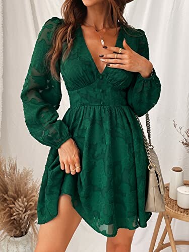 Mujer con vestido verde floral y sombrero