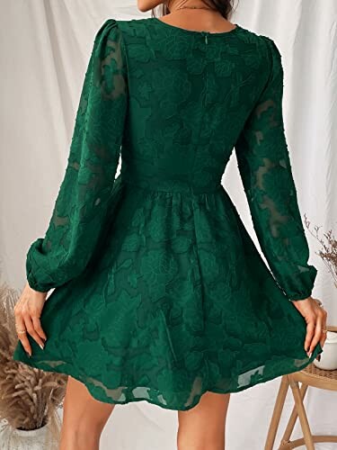 Mujer con vestido verde floral de encaje.