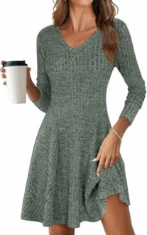 Mujer con vestido de punto verde sosteniendo una taza.
