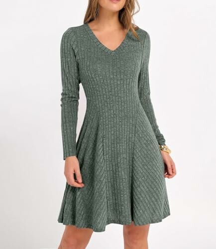 Mujer con vestido verde de punto acanalado.