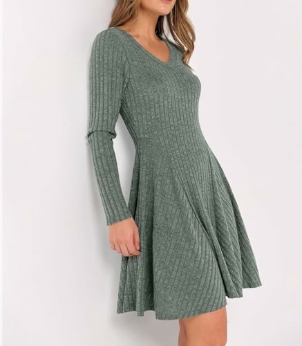 Mujer vistiendo un vestido verde de punto acanalado