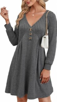 Mujer con vestido de punto gris y bolso blanco