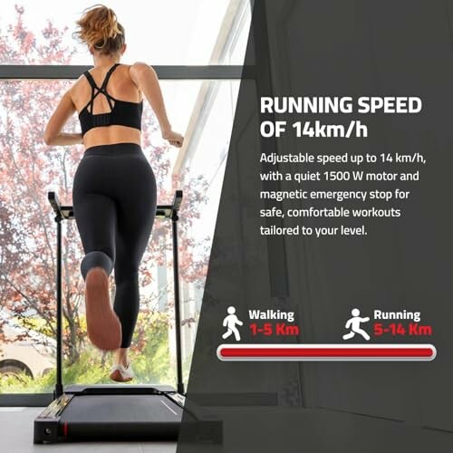 Mujer corriendo en una caminadora en casa.