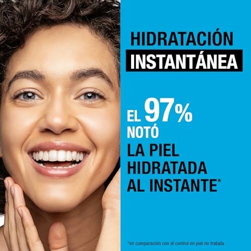 Mujer sonriendo mostrando piel hidratada con texto promocional.