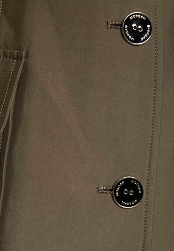 Primer plano de botones en una chaqueta caqui.