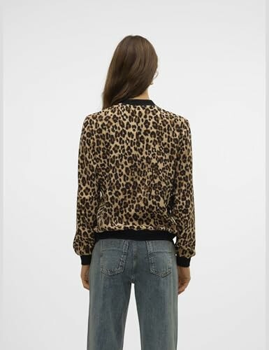 Mujer con chaqueta de leopardo vista desde atrás