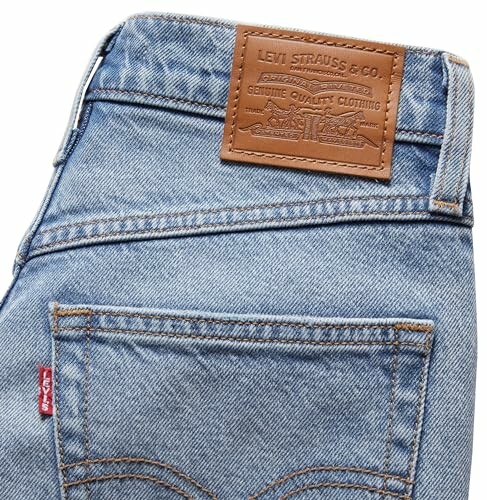 Parte trasera de jeans Levi's azules con etiqueta de cuero.