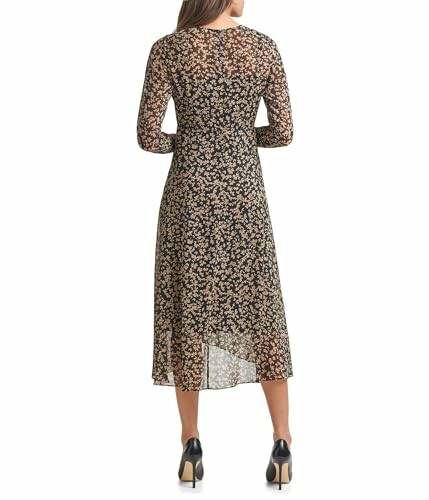 Mujer con vestido floral negro de manga larga vista desde atrás.